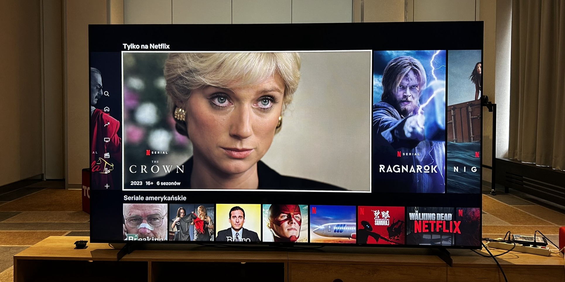 Review chi tiết về chiếc tivi TCL 98 inch 4K 98P745 có kích thước siêu khủng
