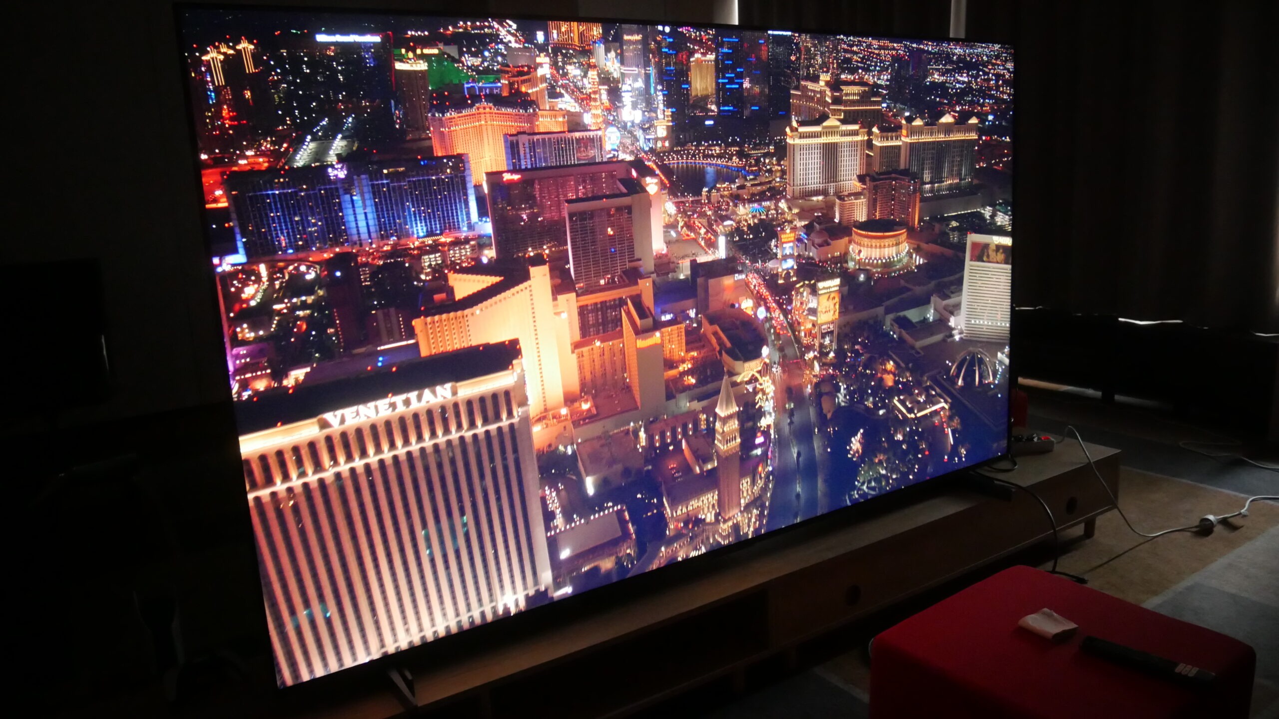 Review chi tiết về chiếc tivi TCL 98 inch 4K 98P745 có kích thước siêu khủng