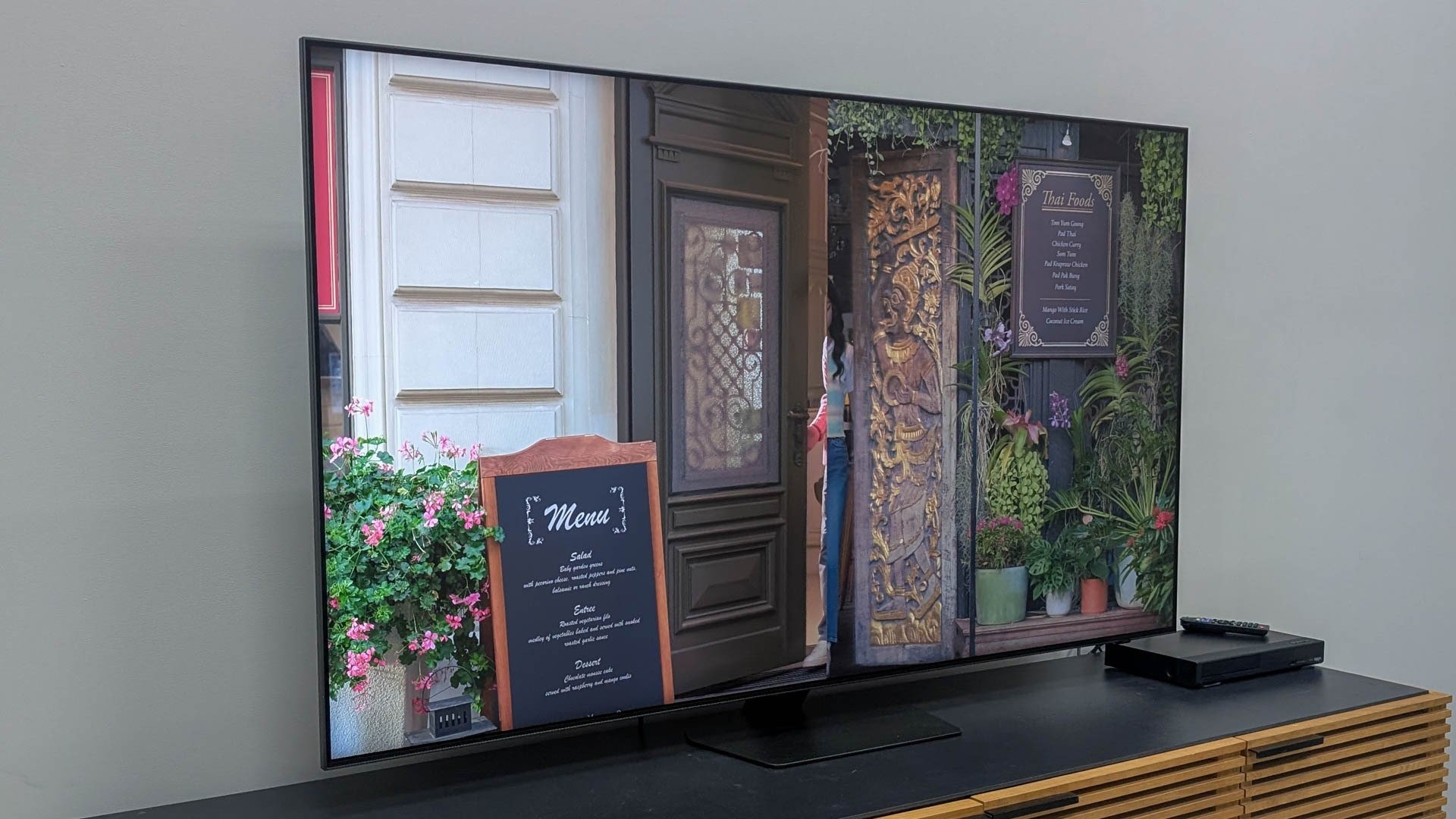 Đánh giá chi tiết tivi Samsung 98 inch 4K Neo QLED QA98QN90F có đặc điểm gì?