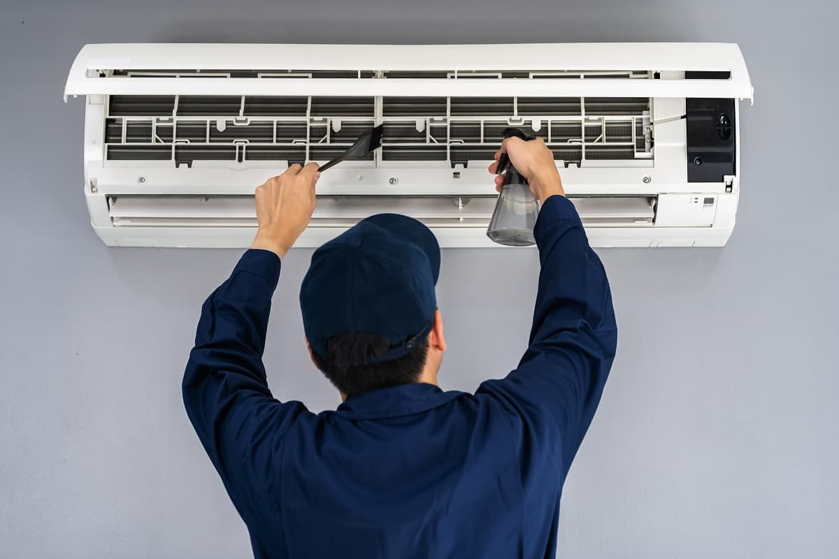 Tại sao cần phải vệ sinh điều hòa thường xuyên? 5 lý do giúp bạn hiểu rõ