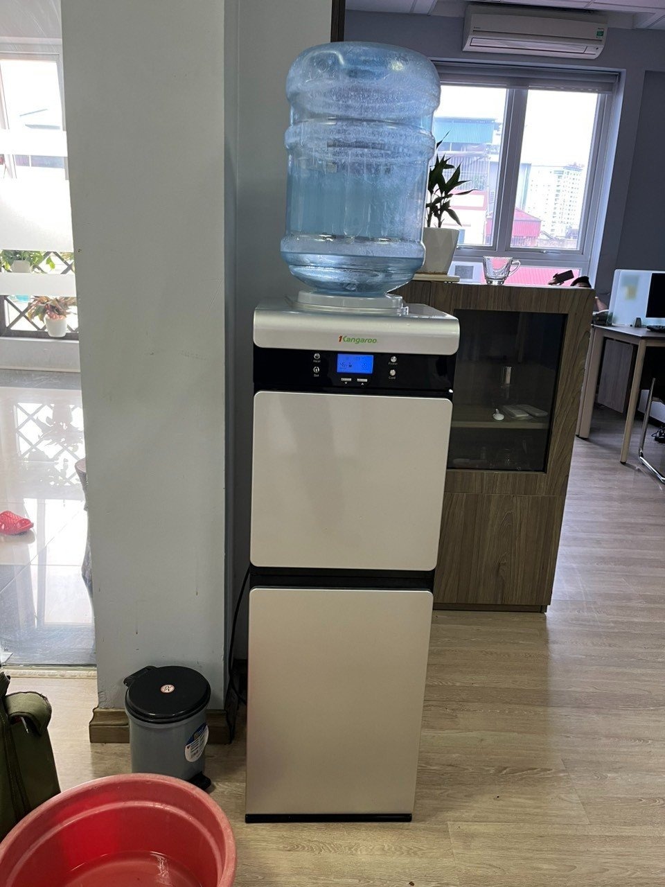 Cây nước nóng lạnh Kangaroo 2 vòi KG41W biểu tượng công nghệ trong không gian sống hiện đại