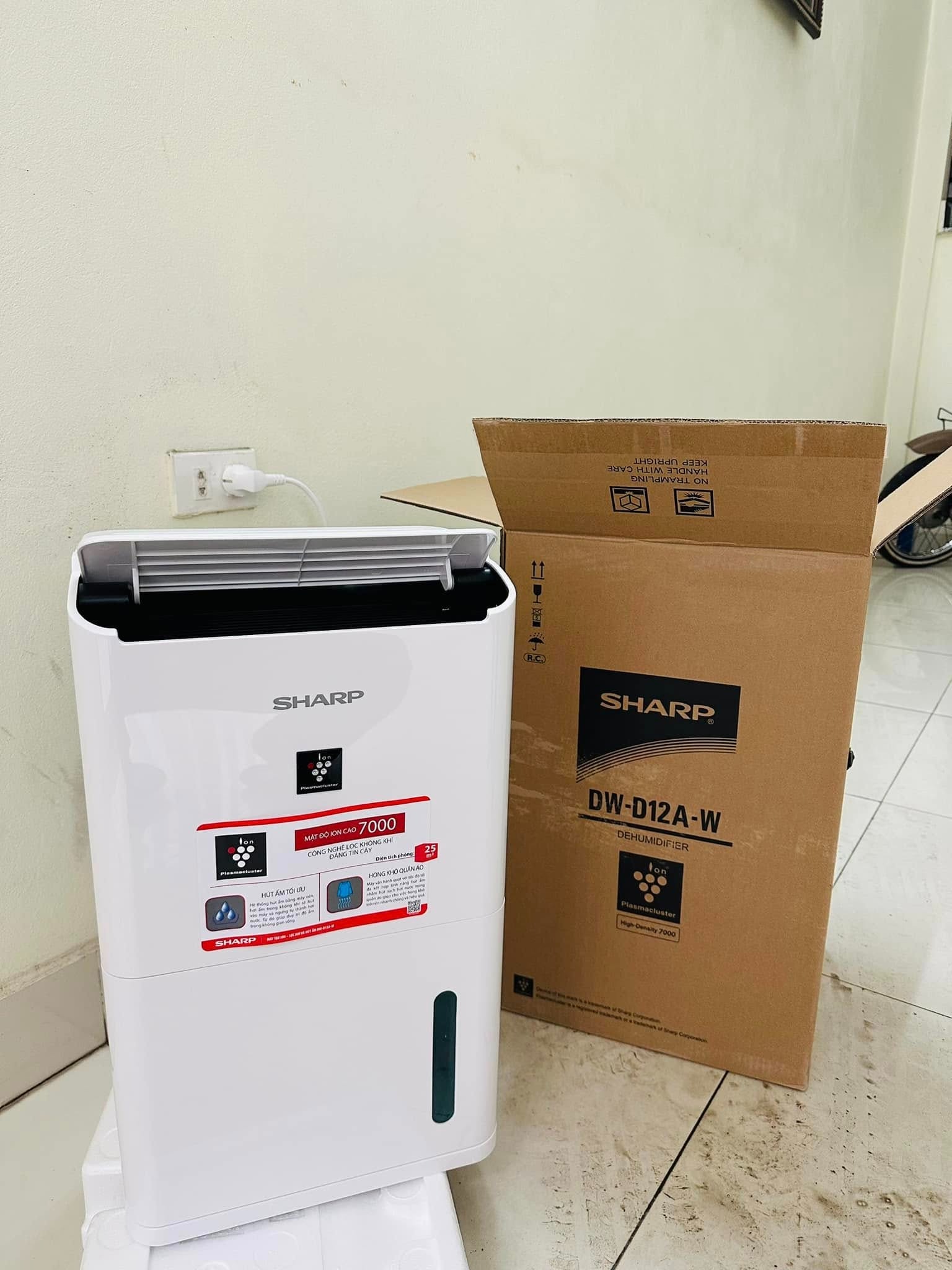 Máy hút ẩm và lọc không khí Sharp DW-D12A-W, mua 1 nhưng được 2 tính năng tiện ích