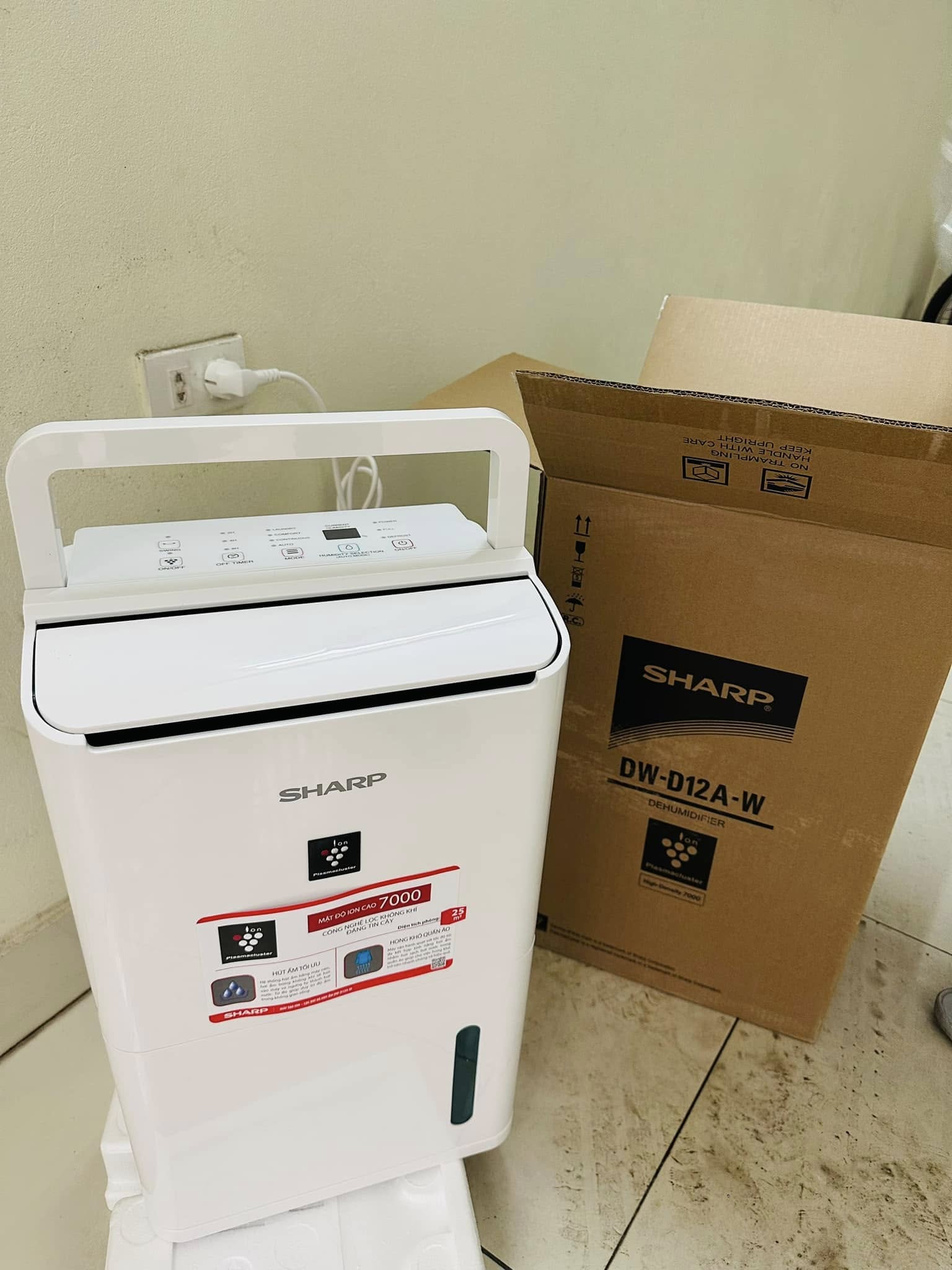 Máy hút ẩm và lọc không khí Sharp DW-D12A-W, mua 1 nhưng được 2 tính năng tiện ích