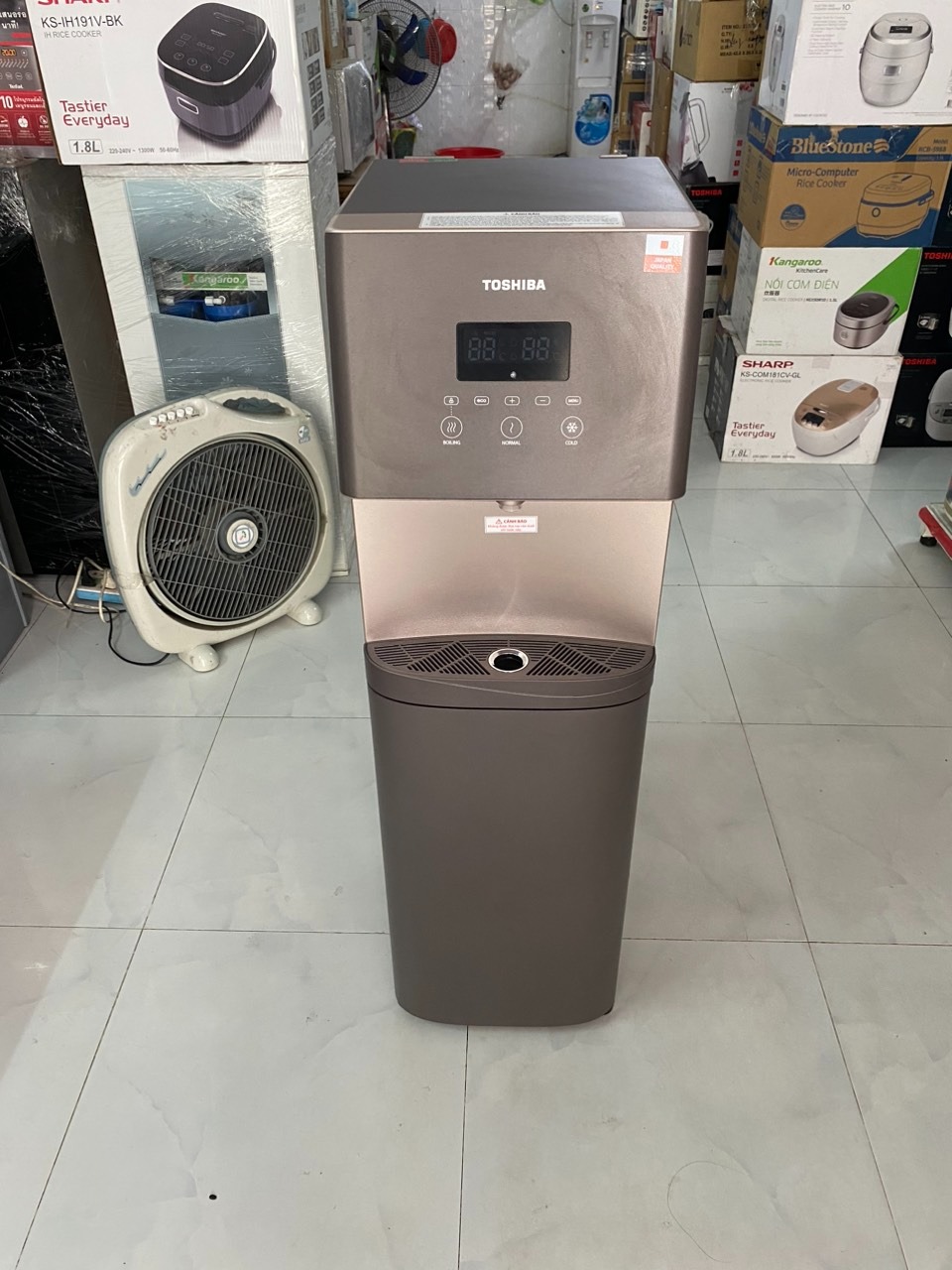 Review cây nước nóng lạnh Toshiba hút bình RWF-W1830UVBV (T) thiết kế sang trọng, công nghệ tiên tiến