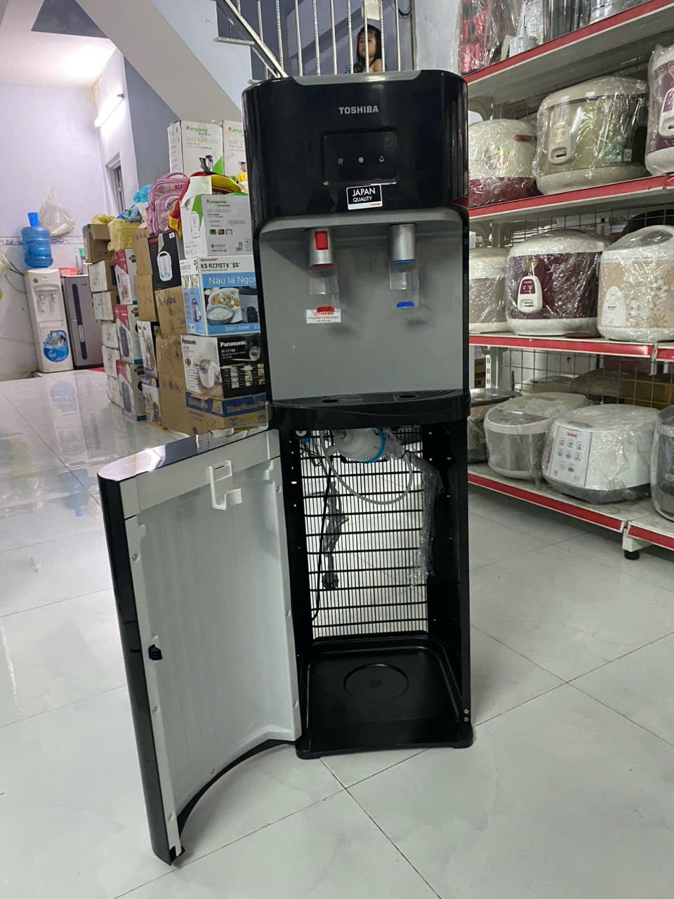 Cây nước nóng lạnh Toshiba hút bình RWF-W1669BV (K1) biểu tượng công nghệ và hiện đại trong mọi không gian