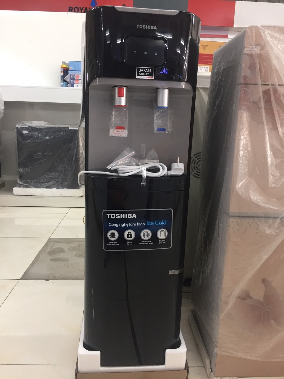 Tiện nghi mỗi ngày với cây nước nóng lạnh Toshiba hút bình RWF-W1669BV (K1)