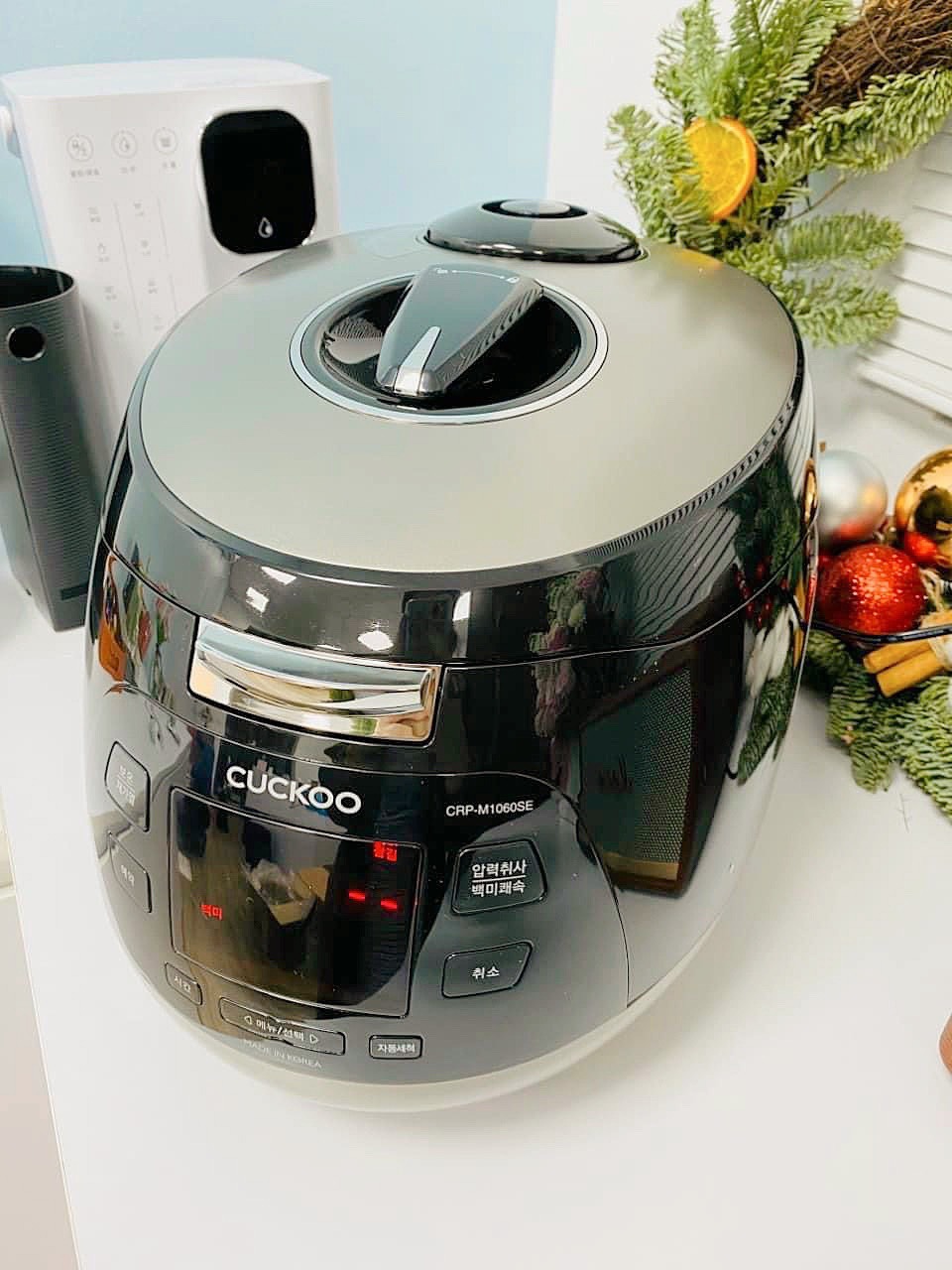 Nồi cơm điện tử áp suất Cuckoo CRP-M1060SE 1.8 Lít nấu cơm chuẩn hàn, giữ trọn dinh dưỡng