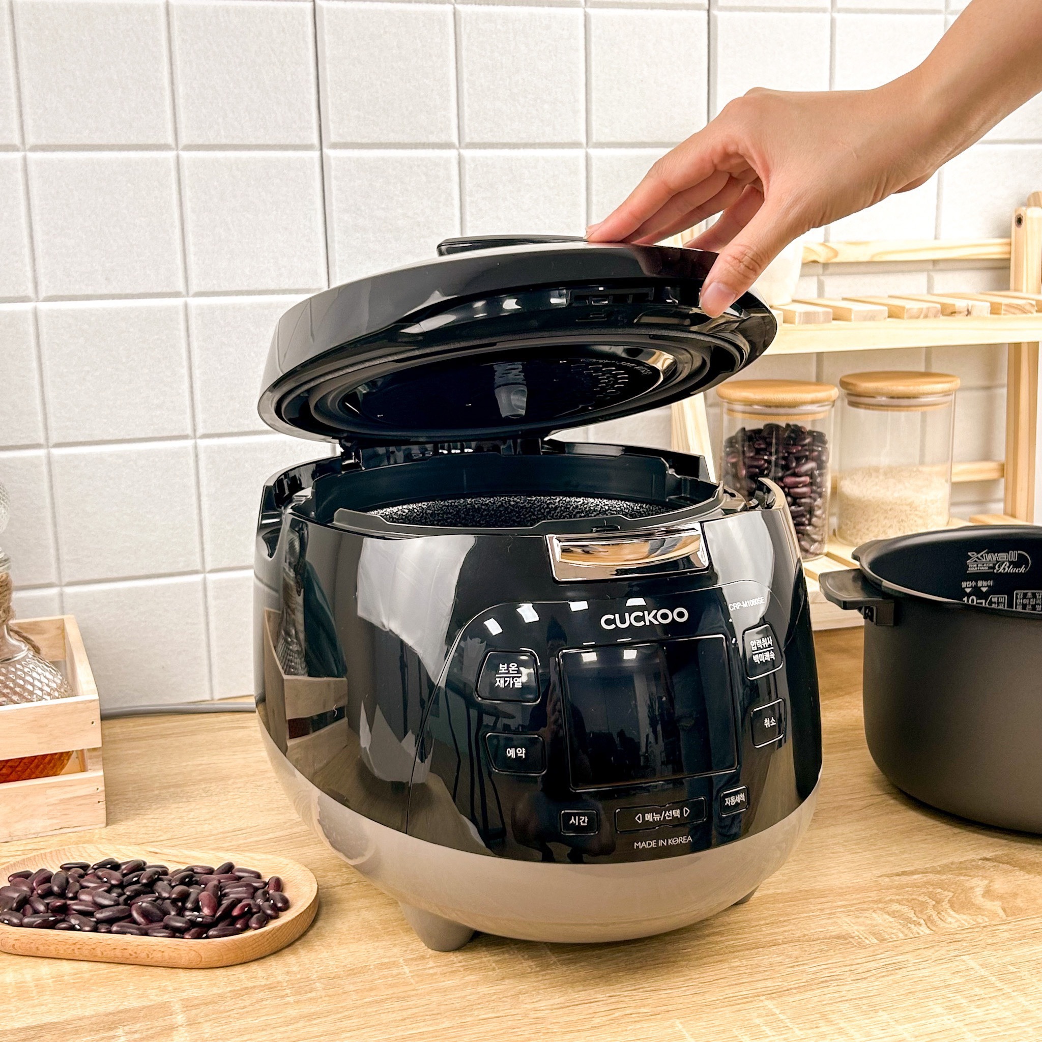 Nồi cơm điện tử áp suất Cuckoo CRP-M1060SE 1.8 Lít nấu cơm chuẩn hàn, giữ trọn dinh dưỡng