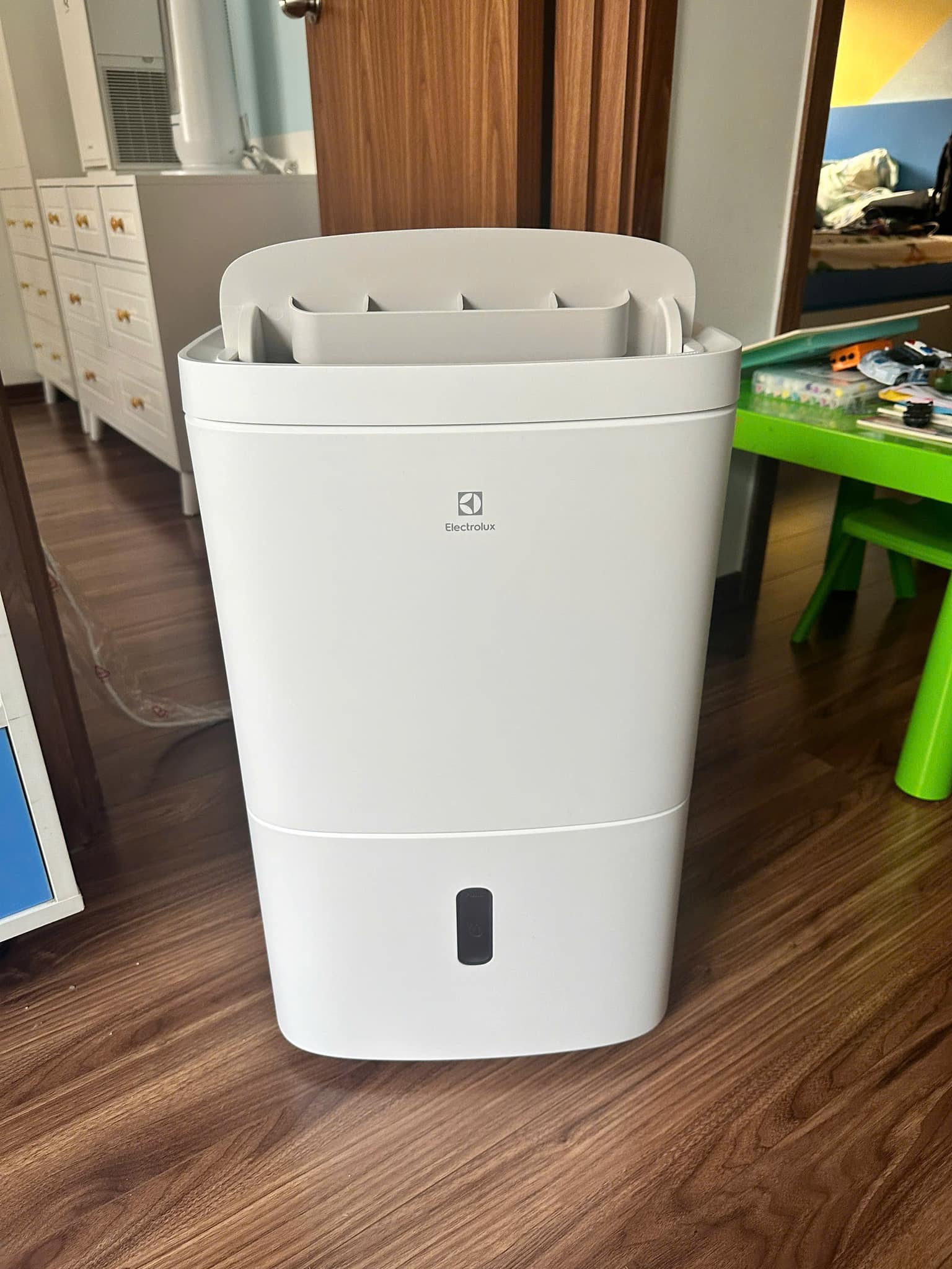 Giữ không khí trong lành, chống ẩm mốc hiệu quả cùng máy hút ẩm Electrolux EDH10TRBW1