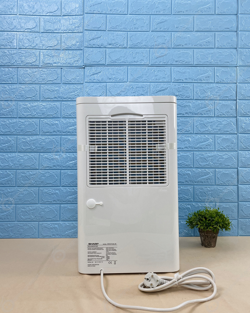 Máy hút ẩm Sharp DW-D12A-W, nhỏ gọn nhưng dùng cực bền bỉ