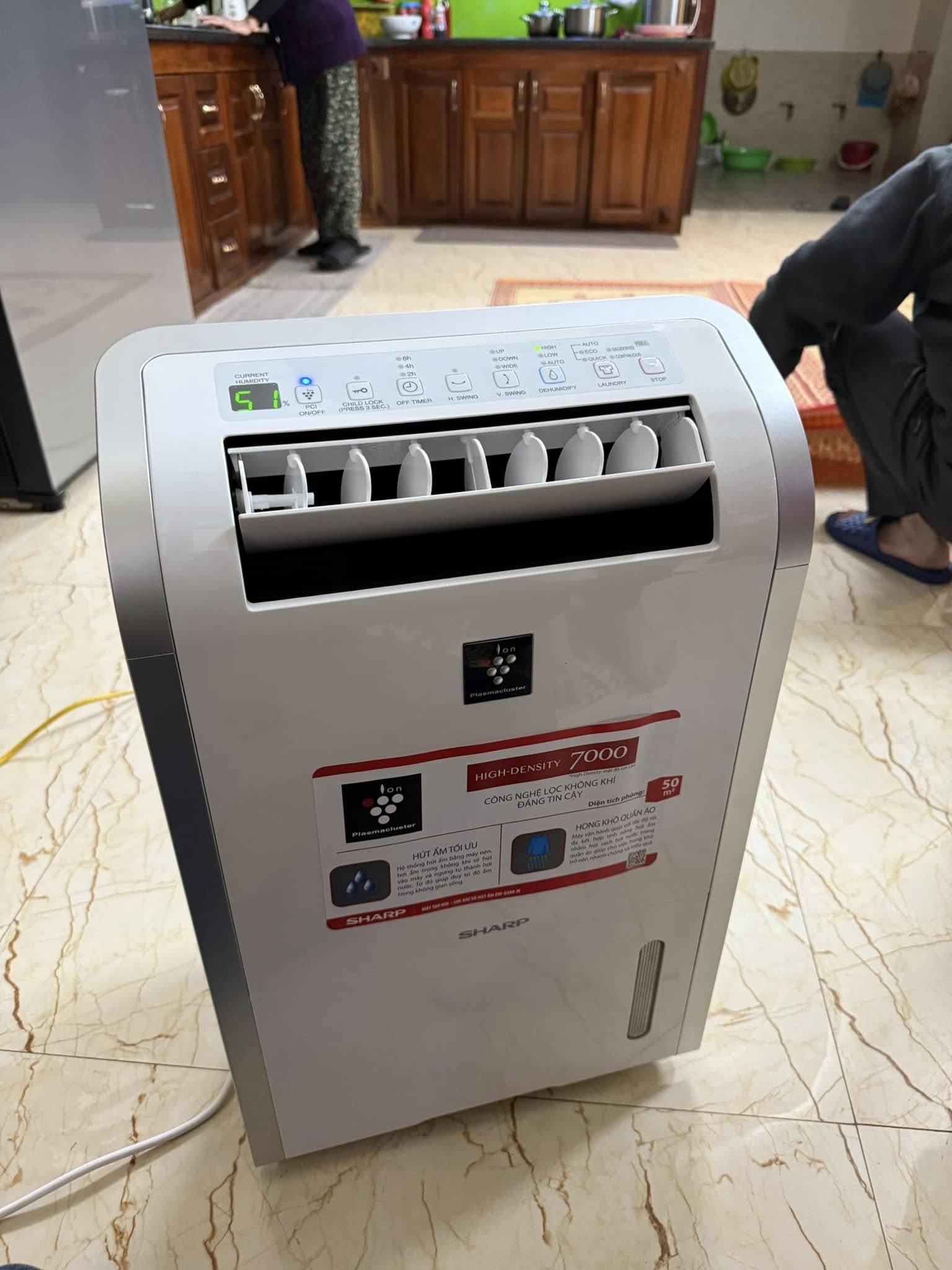 Máy hút ẩm Sharp DW-D12A-W, nhỏ gọn nhưng dùng cực bền bỉ