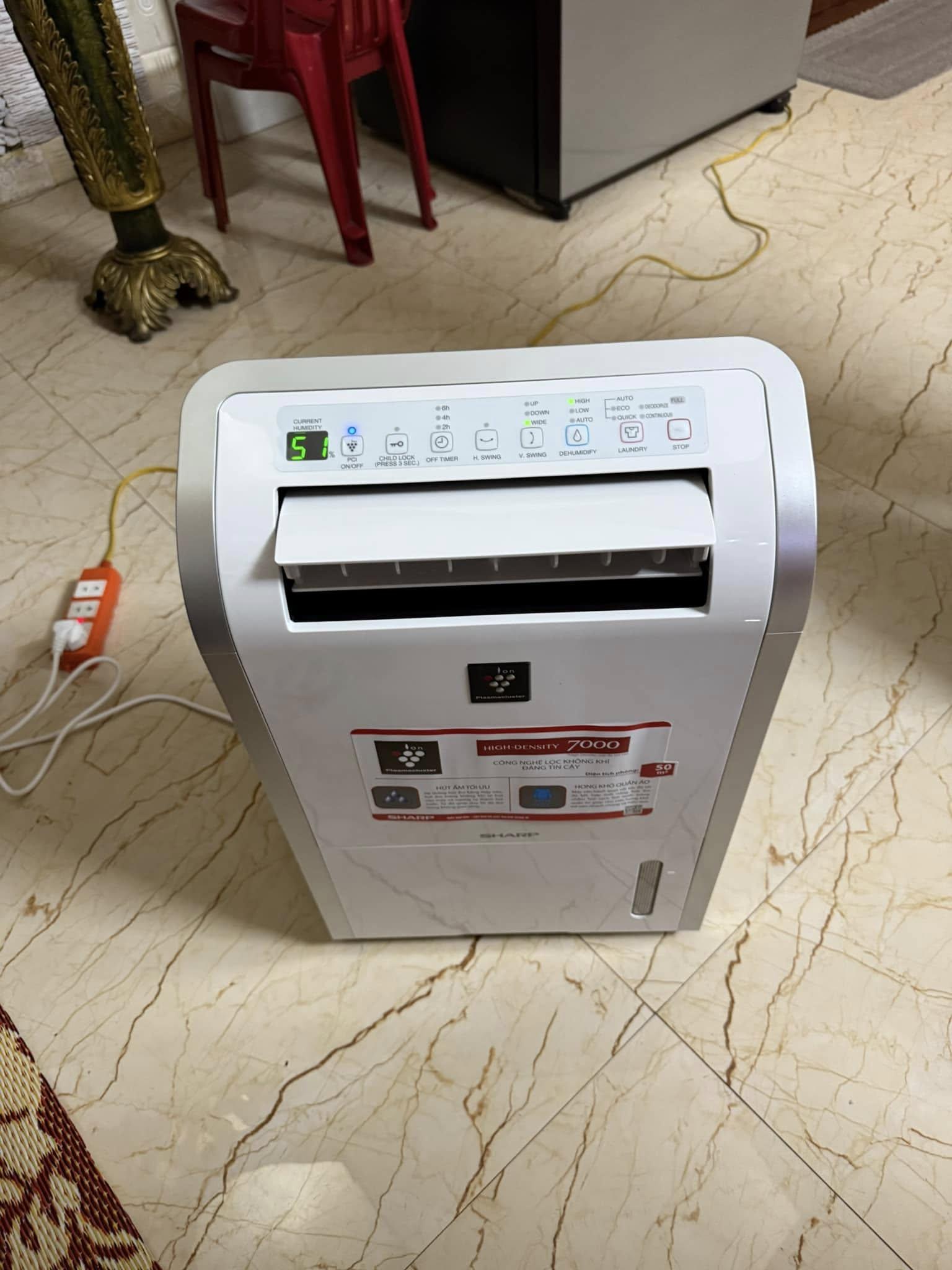 Máy hút ẩm Sharp DW-D12A-W, nhỏ gọn nhưng dùng cực bền bỉ