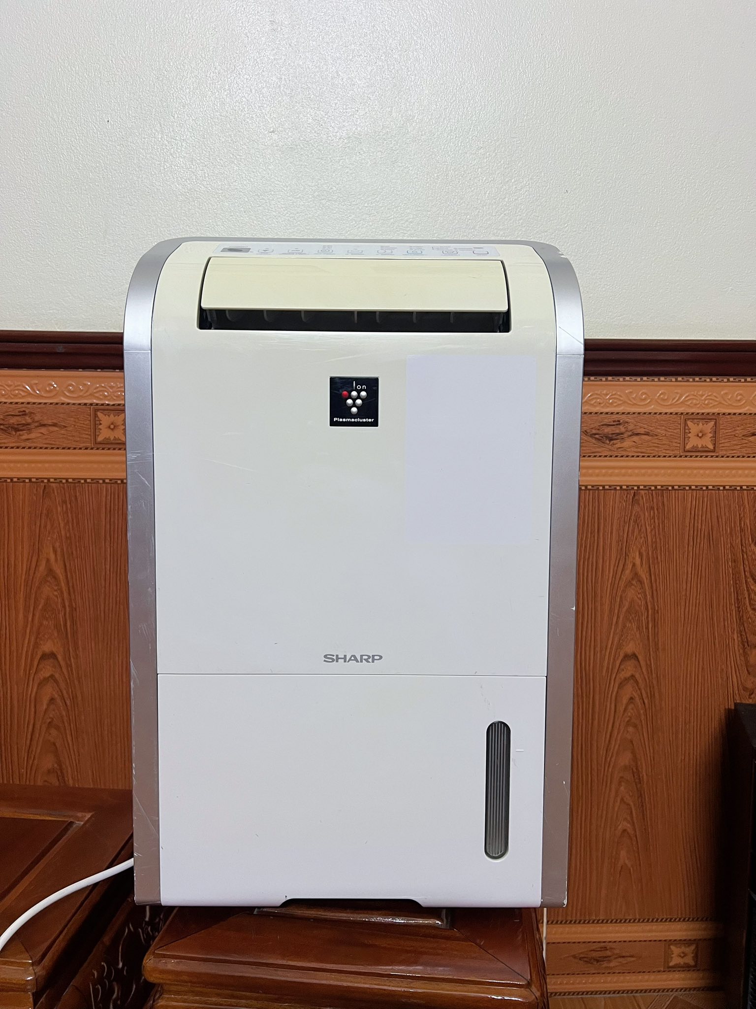 Đánh giá chi tiết về máy hút ẩm Sharp DW-D20A-W có tốt không, ưu nhược điểm là gì?