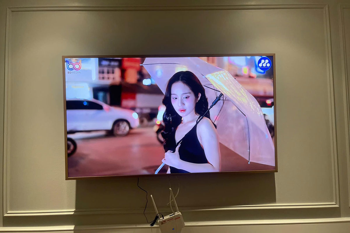 Smart tivi Samsung 70 inch UA70U8000FKXXV có đáng mua 2025? Phân tích ưu nhược điểm, tính năng và công nghệ