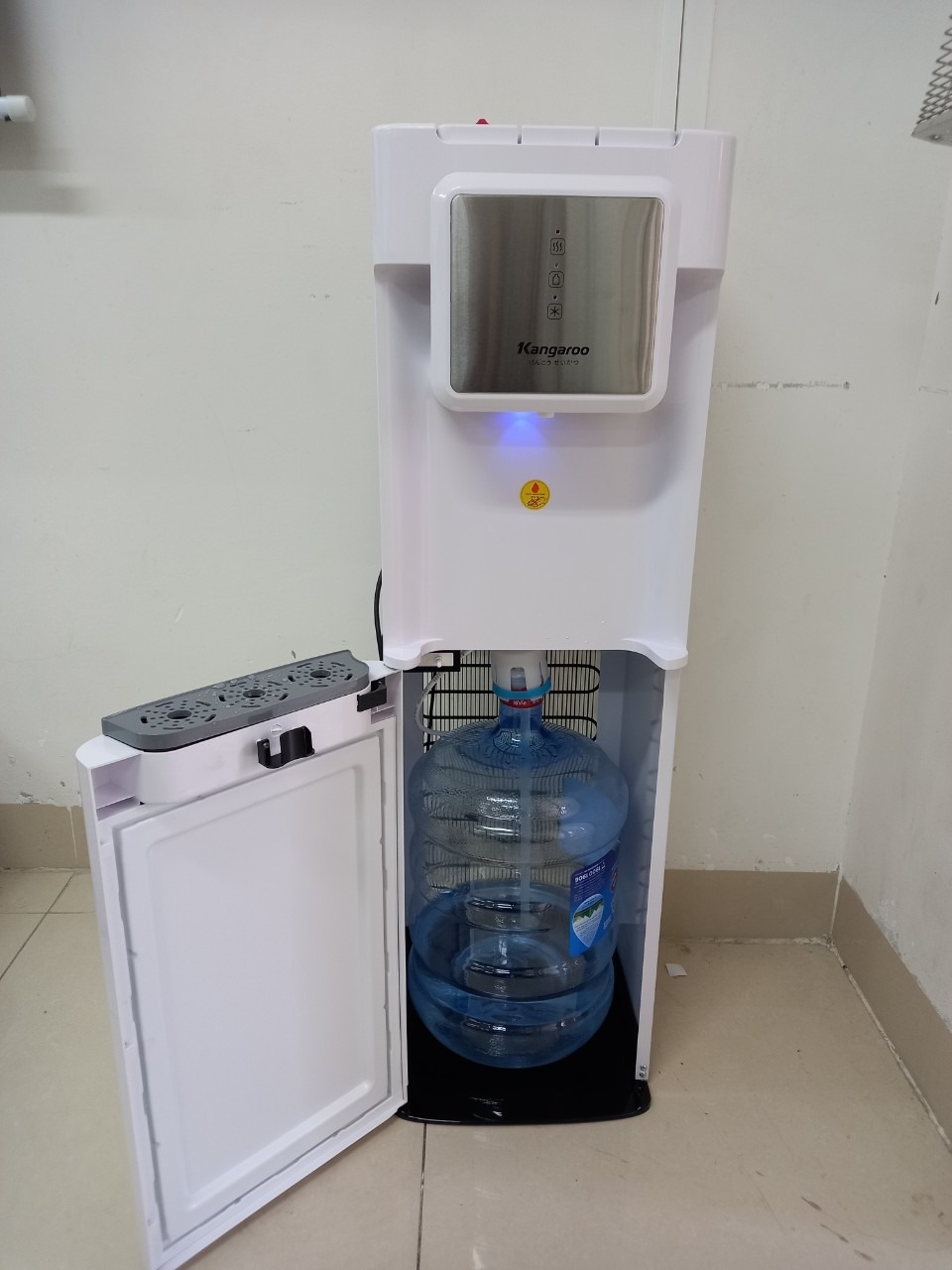 Cây nước nóng lạnh Kangaroo KG60A3 thiết kế đẹp, làm nóng lạnh nhanh