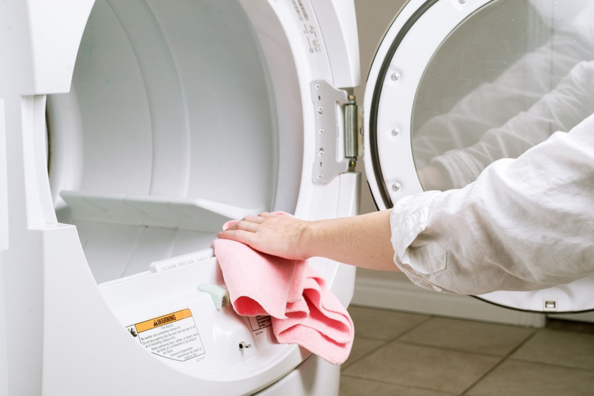 Hướng dẫn vệ sinh máy sấy quần áo tại nhà một cách đơn giản mà lại hiệu quả nhất
