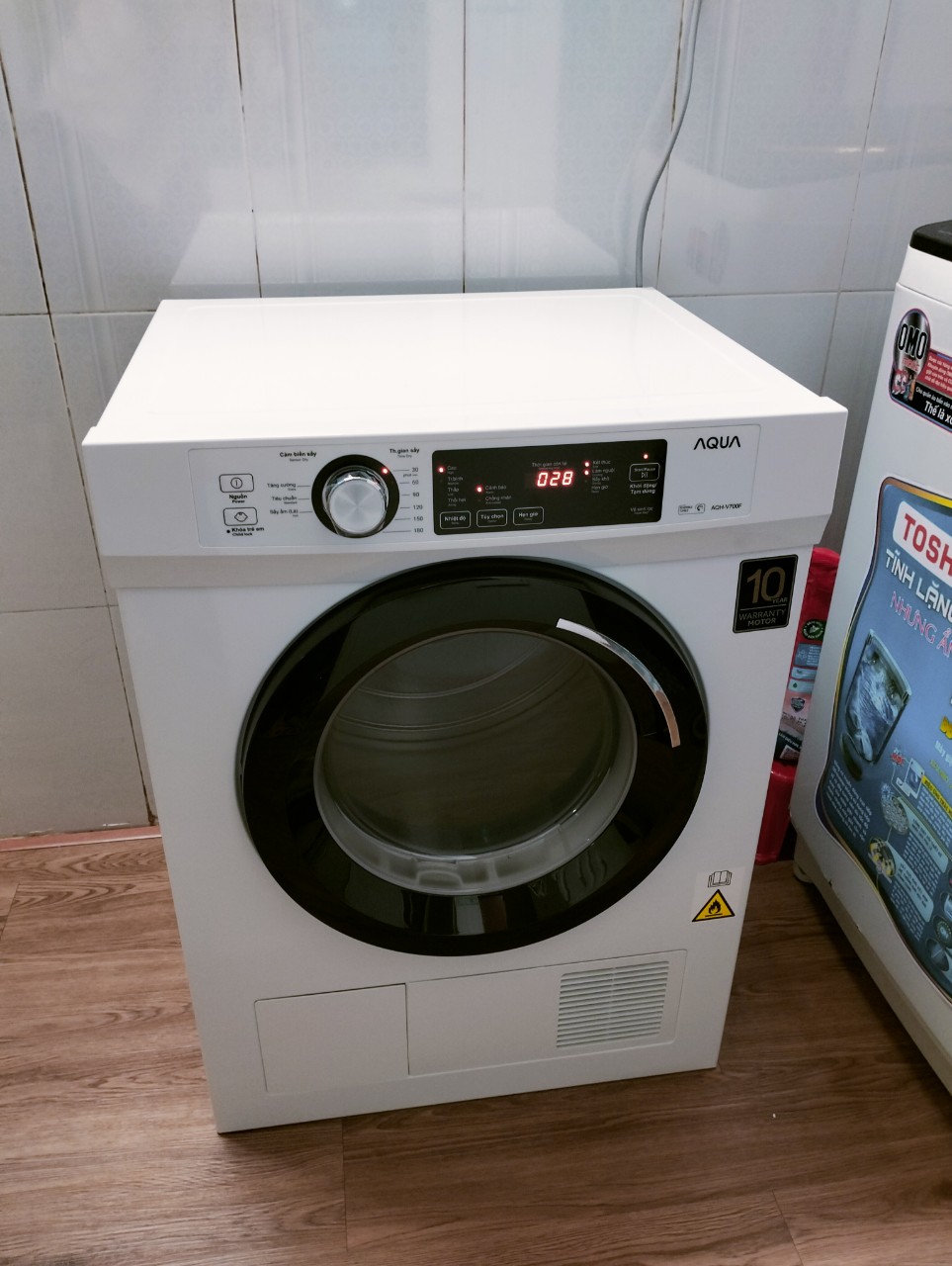 Máy sấy quần áo Aqua 7kg AQH-V700FW sử dụng linh hoạt sấy khô hoàn hảo
