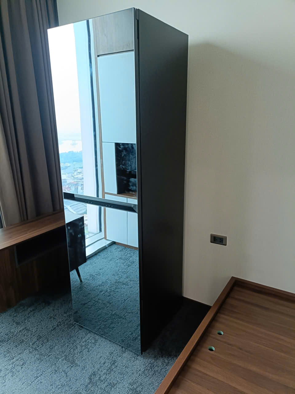 Biến phòng thay đồ thành spa cao cấp với tủ chăm sóc quần áo Samsung 5 móc thông minh DF24CB9900CRSV