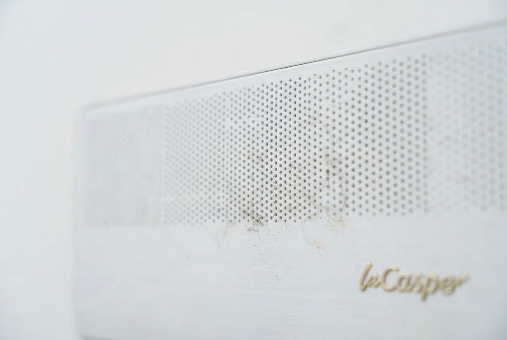 Hàng ngàn lỗ khí nhỏ Micropores trên điều hòa Casper XC-09IU38 có dễ bị bám bụi bẩn không?